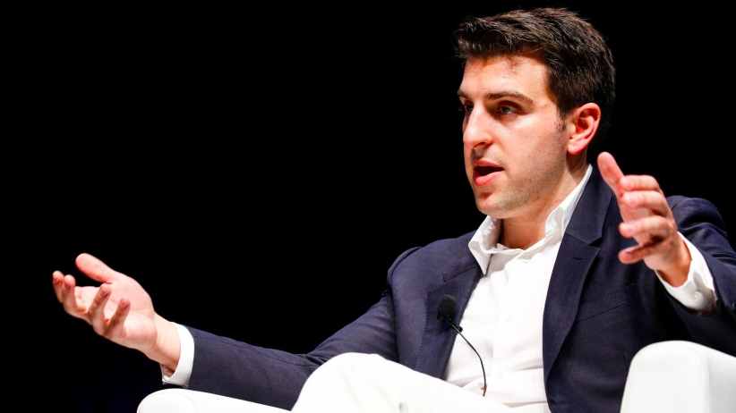 Airbnb CEO Asks Twitter What His Company Should Launch in 2017